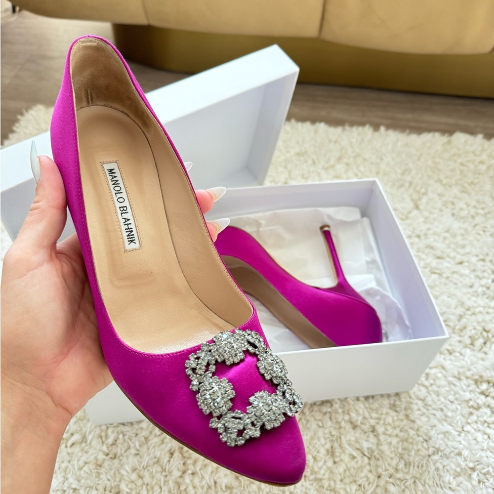 MANOLO BLAHNIK HANGISI
Fuchsia Satin Jewel Buckle Pumps Shoes